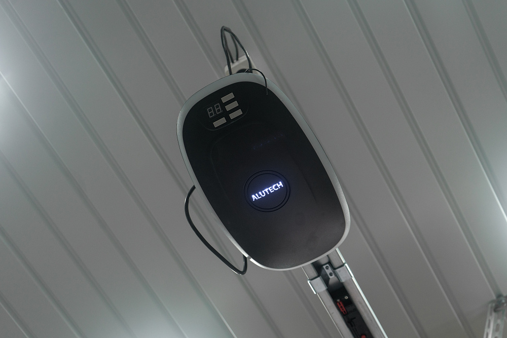 Установка секционных ворот Alutech Prestige в готовый гараж на территории коттеджного посёлка.